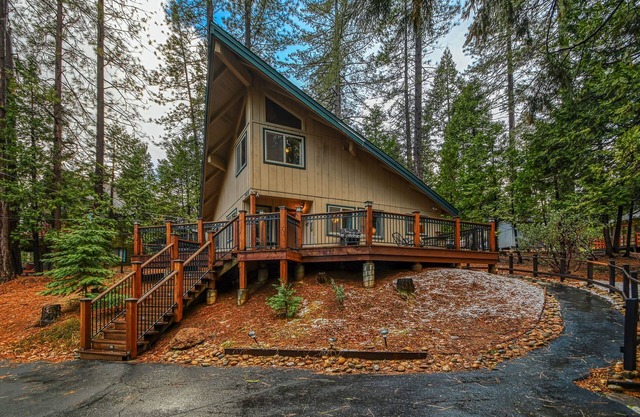 Formal regnerischer Rückzug! Charmante 2 Schlafzimmer in Blue Lake Springs mit Zugang zum Sequoia Woods Country Club!