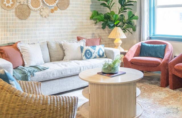 Walk to Front Beach, Eco-Friendly, Pool, King Beds