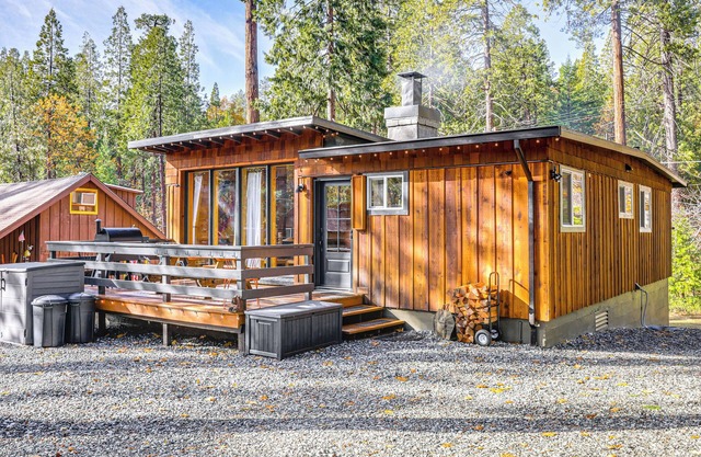 Walk to Golf, Lake: Twain Harte Cabin w/ Fireplace
