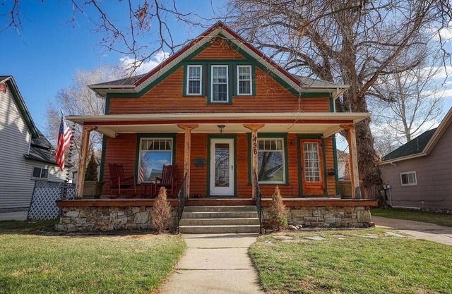 Walk to historic downtown, cozy, pets welcome!