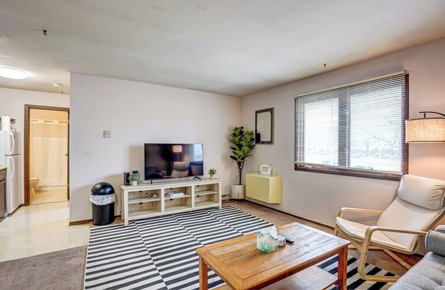 Walk to hospital&campus|Free parking|w/ desk&works