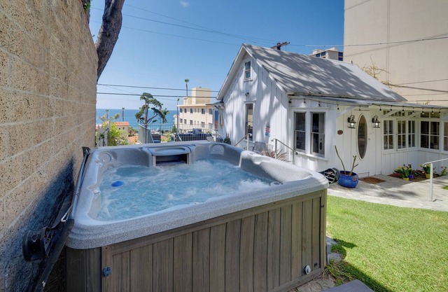 Walk to La Jolla Cove: Dtwn Cottage w/Ocean View!