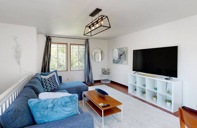 Walk to La Jolla Village and ocean from this charming cottage