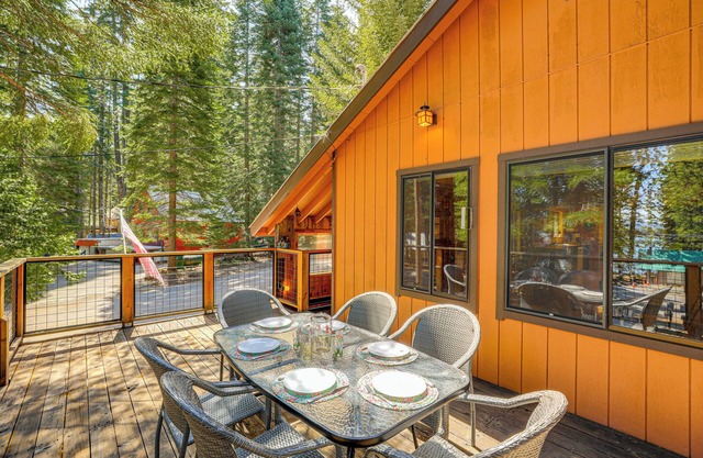 Walk to Lake Almanor: Prattville Cabin w/ 2 Decks!