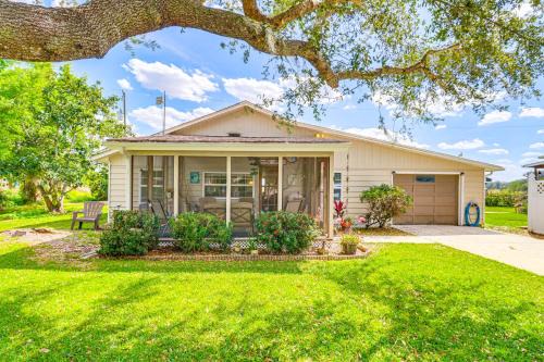 Walk to Lake Istokpoga Lorida Home with Boat Dock
