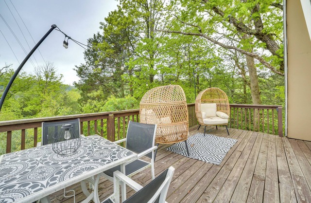 Walk to Lake Taneycomo: Cabin w/ Deck + Fire Pit!