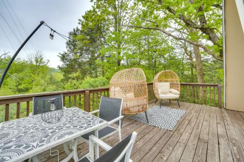 Walk to Lake Taneycomo Cabin with Deck and Fire Pit!