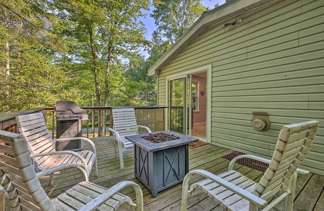 Walk to Lake Wallenpaupack: Greentown Getaway
