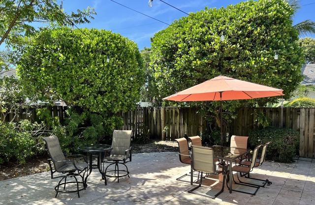 Walk to Las Olas! Great home with huge backyard