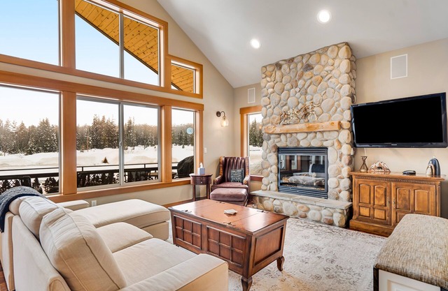 Walk-to-lifts chalet with hot tub, mountain views, & fire pit - dog-friendly