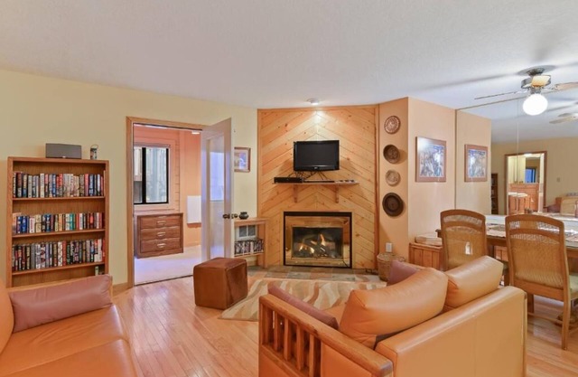 Walk to Lifts | Cozy Condo | Fireplace | Gold Dust E1