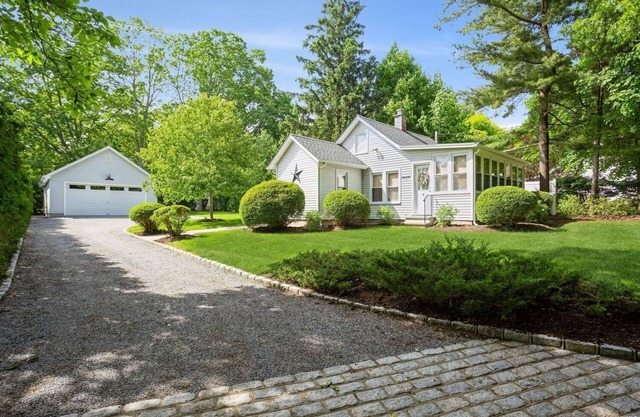 Walk to Love Lane! Immaculately renovated private cottage.