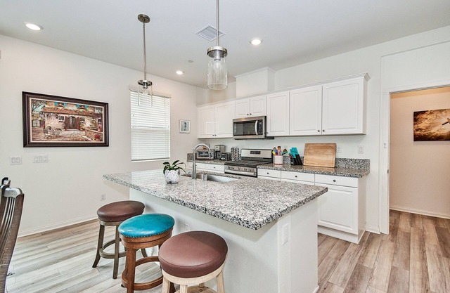 Walk to Mall~Close to FWY210~Border with LA County~2022 Built~HOA Amenities~讲中文·
