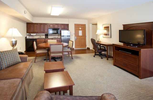 Gehen Sie zum Missouri River. Frühstück kostenlos. Innenpool & Whirlpool. Ideal für Gruppen.