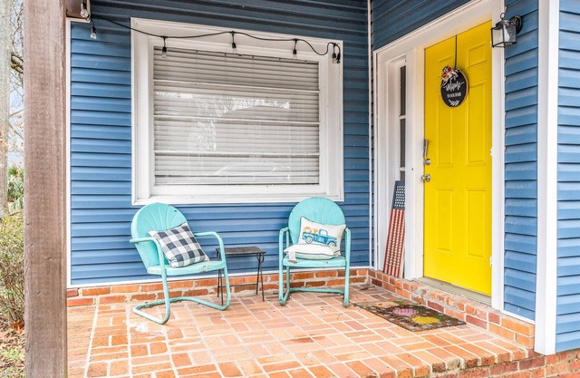 Downtown Cozy Cottage | Steps to MSU | Central