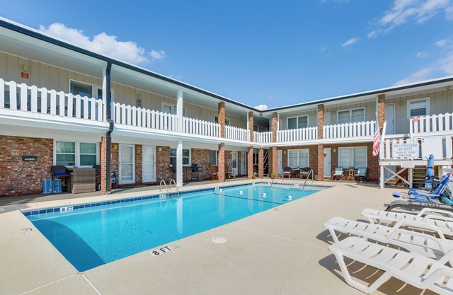 Walk to North Myrtle Beach: Studio w/ Pool Access!