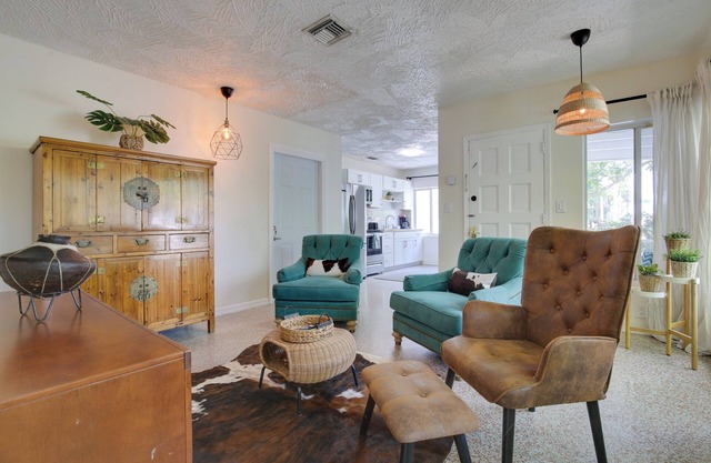 Walk to Ocean: Chic Deerfield Beach Cottage!