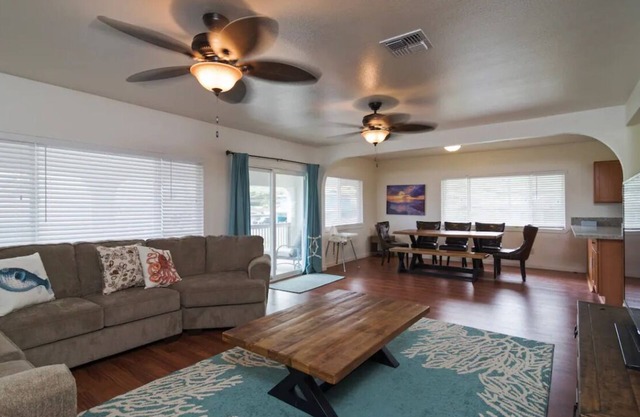 Walk to Ocean from house- close to BYU-H & Polynesian Cultural Cntr 3 bed 2 bath