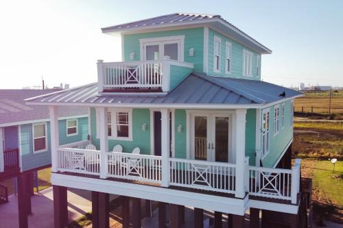 Walk to Ocean Home with Deck in Surfside Beach!