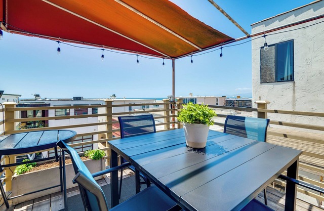 Walk to Ocean: Manhattan Beach Home w/Deck