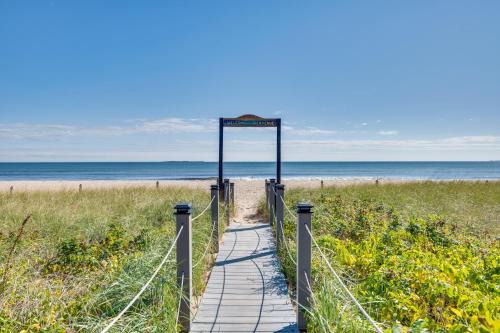 Walk to Old Orchard Pier Cozy Beachfront Condo!