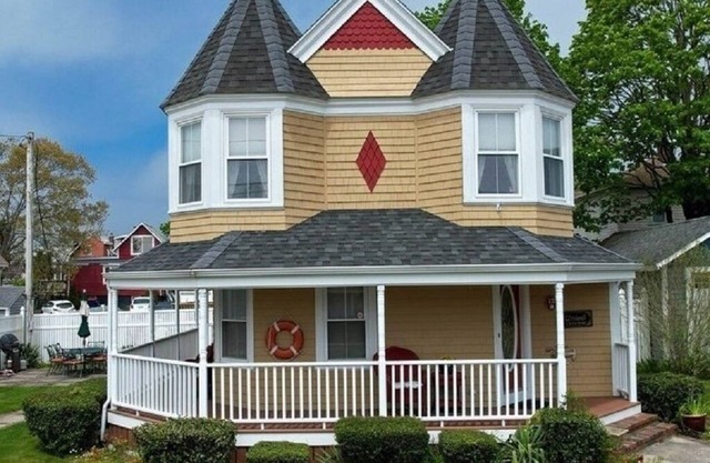 Walk to Onset Beach Gorgeous Victorian Home - Free Aug 21-28th!
