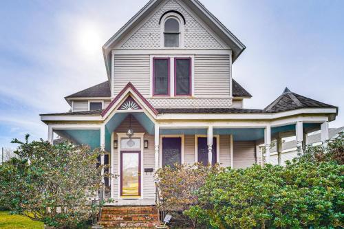 Walk to Parks and Cafes Historic Jeanerette Home