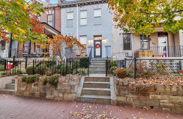 Walk to Parks, Restaurants, Monuments & More!