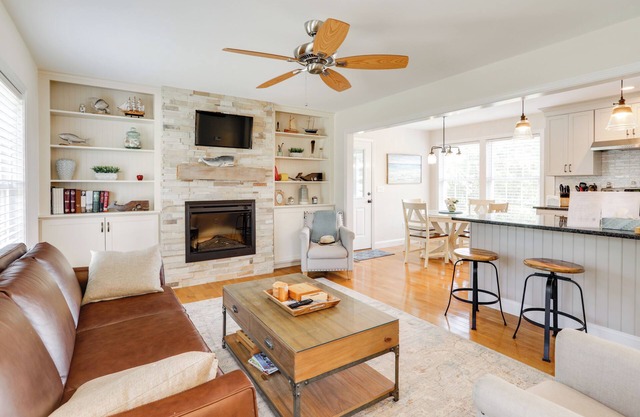 Pawcatuck Riverfront Home w / Yard - Minuten zum Strand!