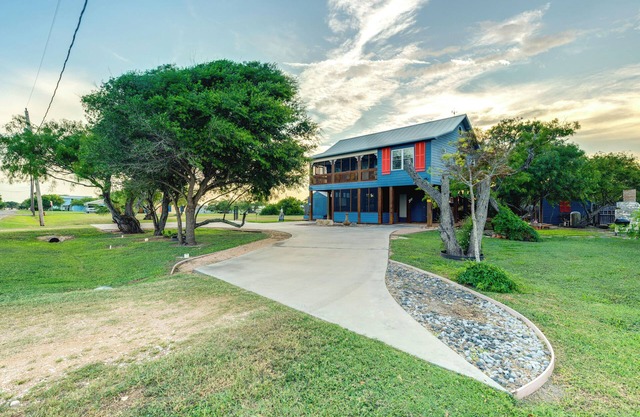 Walk to Pier: Bayside Getaway w/ Screened Balcony