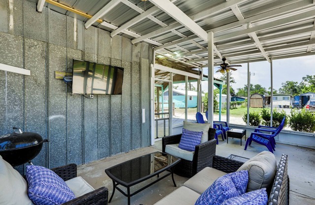Walk to Pier & River: Dtwn Steinhatchee Escape!