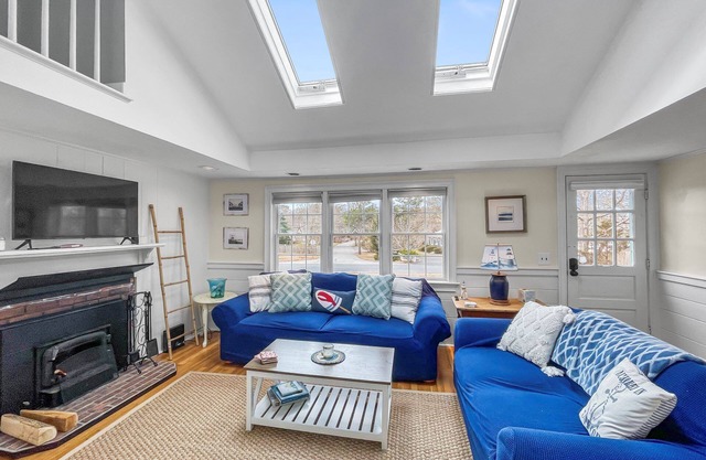 Walk to Pond, AC, Wifi, Dog Friendly, Quaint Yarmouth Cottage