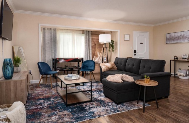 Walk to pool, mins 2 University, Stadium, Hospital