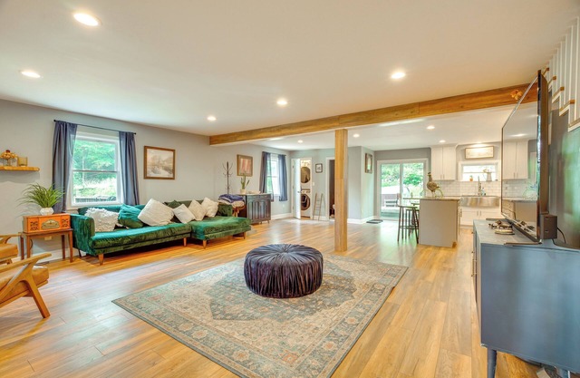 Walk to Putnam Lake: Updated Home w/Deck