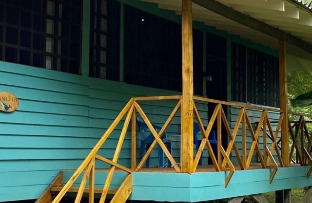 Gehen Sie von diesem charmanten Haus in Playa Ballena zum ruhigen Strand.