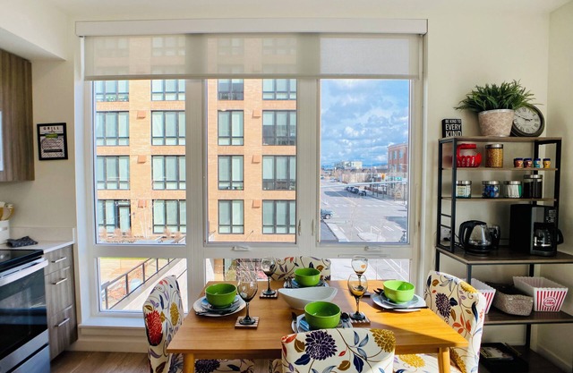 Walk To Convention Center+Free Assigned Parking-Family & Pet-WiFi-AC-HOOPFEST!