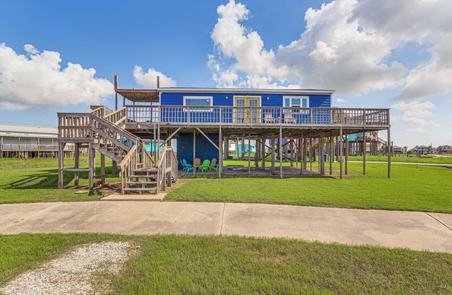 Walk to Sand: Surfside Beach Getaway w/ Deck