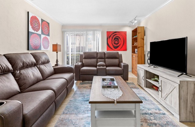 Walk to Shands/ UF - Budget 2 Bedroom Condo, Pool!