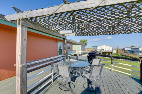 Walk to Shore and Restaurants Surfside Beach Home!