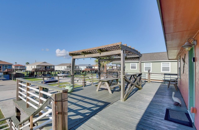 Walk to Shore & Restaurants: Surfside Beach Home!