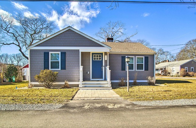 Walk to Shore: Updated Buzzards Bay Cottage!