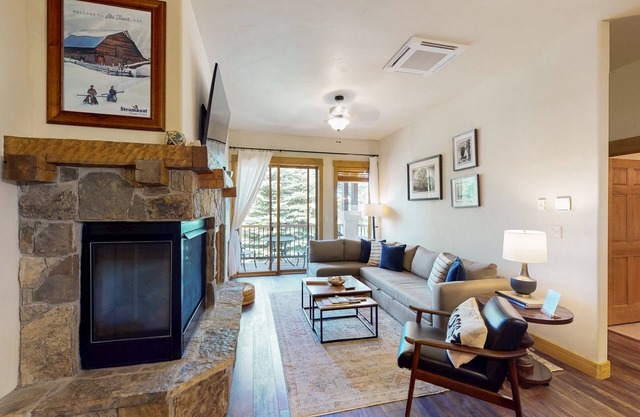 Walk to Ski/Eat Condo w/ Fireplace, AC, Pool, Hot Tubs, Balcony, & Mtn Views