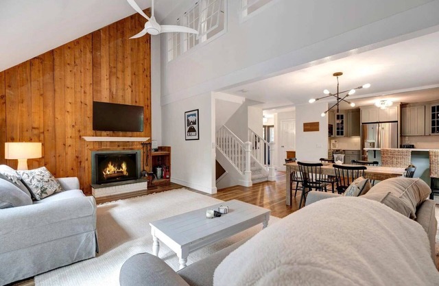 Walk to Ski Hill, Mountain Chalet | Kingswood 5F