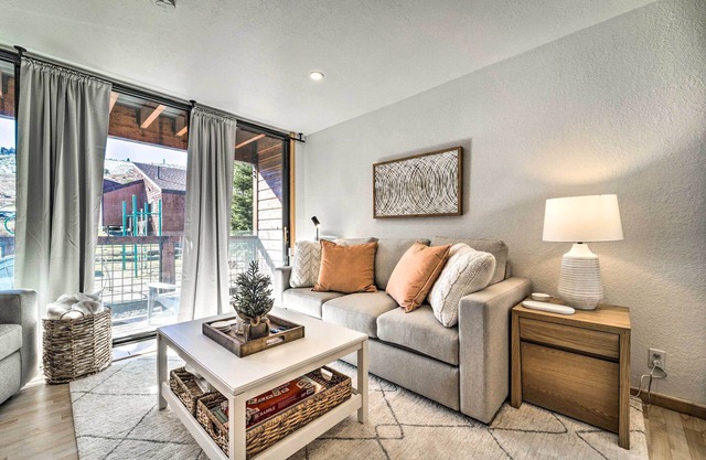 Walk to Ski Resort: Tahoe Donner Studio w/ Balcony