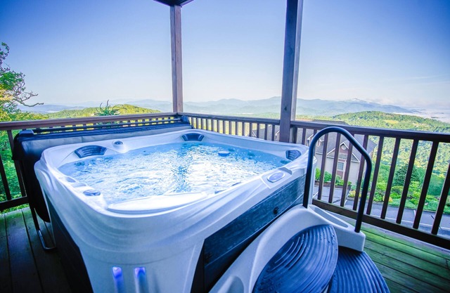 SKI-ZUGANG, HOTTUB, UNGLAUBLICHE ANSICHTEN / SONNENUNTERGÄNGE, KAMIN, BLUERIDGE PKWY, GROßVATER