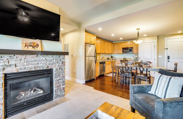 Walk to Slopes: Granby Condo w/Balcony!