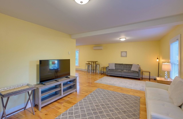 Walk to Sorrento Town Dock: Pet-Friendly Apartment