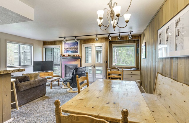 Walk to Sun Valley Village: Condo w/ Deck!