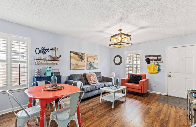 Walk to Sunsets, Dinner, & the Bay! Pets OK! 15 Min to Beaches from St Andrews