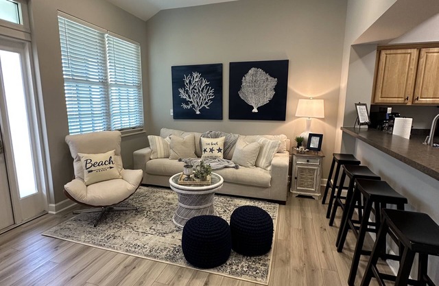 Walk to the beach. 2 Bedroom Condo - "The Blue Palm."